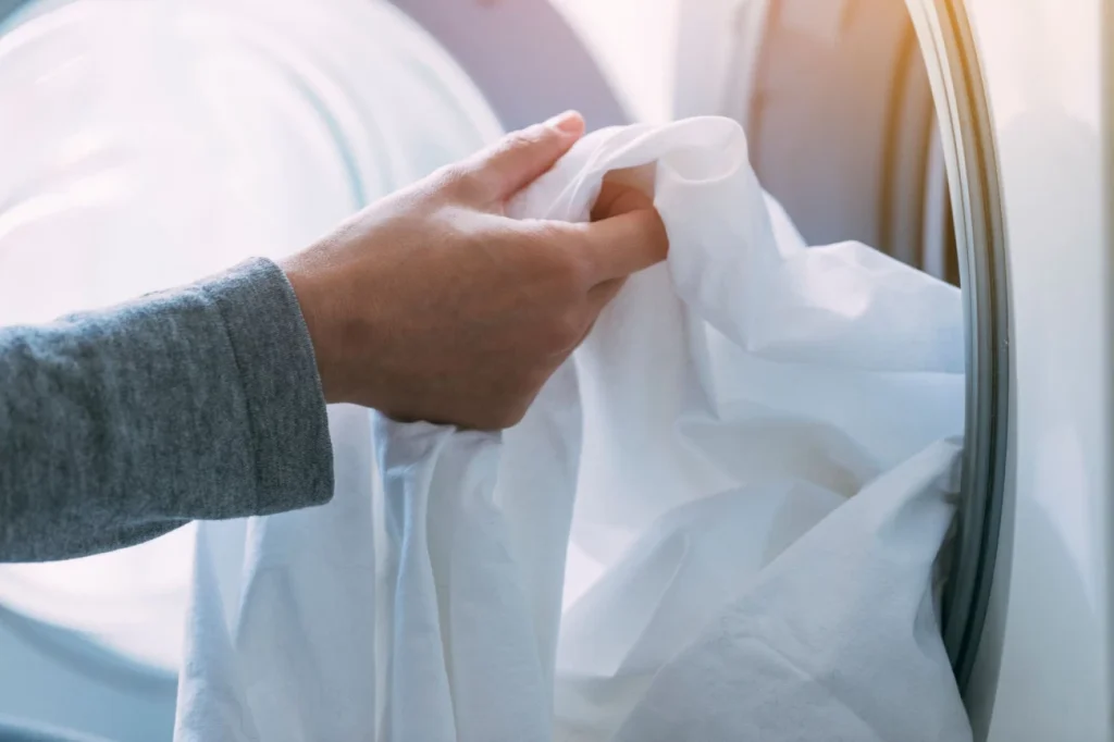 نحوه شستشو و نگهداری از لباس سفید چگونه است؟